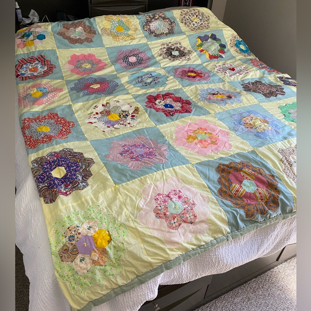 Vintage handmade floral quilt 82X80